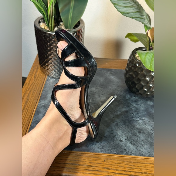 Sexy Tahari Black strapy Patent Heels size 8.5 - Picture 3 of 12